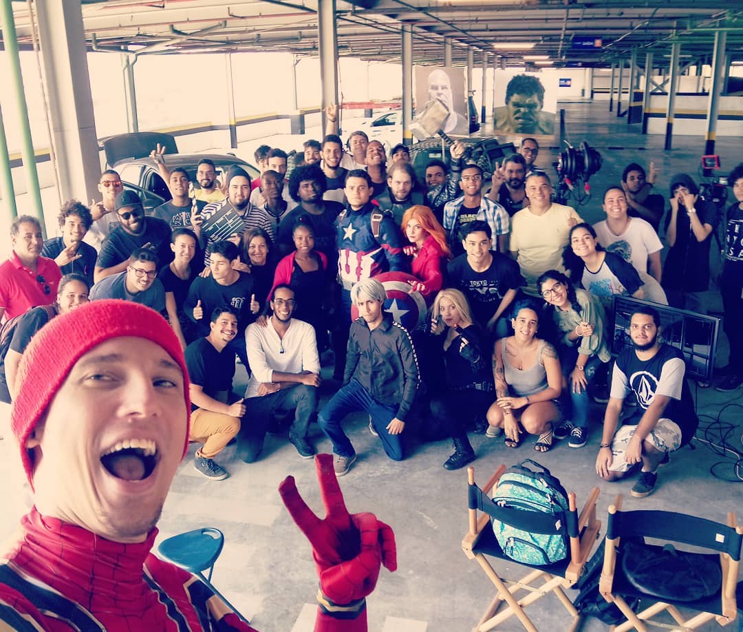 Bastidores de atividade cinematográfica na Infinity School